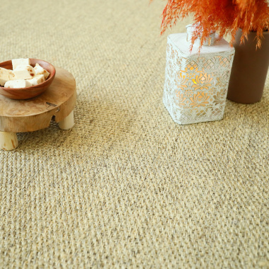 Revêtement de sol en sisal Tulum écru avec éléments déco sur fond clair et naturel