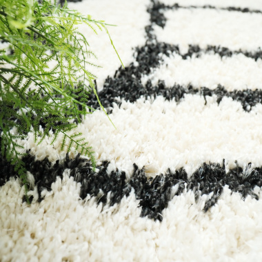 Tapis de salon à poils longs - Line art - Noir et blanc cassé - gros plan