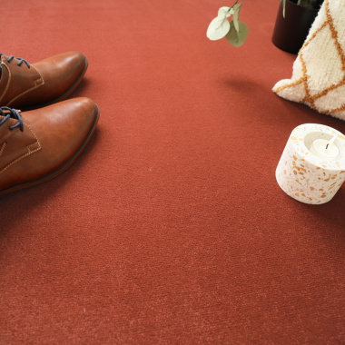 Tapis personnalisé rouge tomette Sylon avec accessoires décoratifs