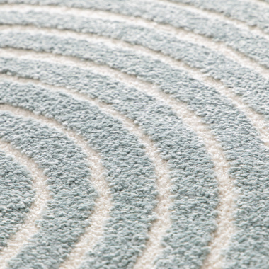 Zoom sur les reliefs du tapis Circle - Courbe gris bleuté et crème, effet graphique