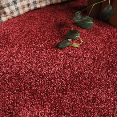 Tapis de salon rond galonné Rouge passion en velours dans un intérieur chic et confortable