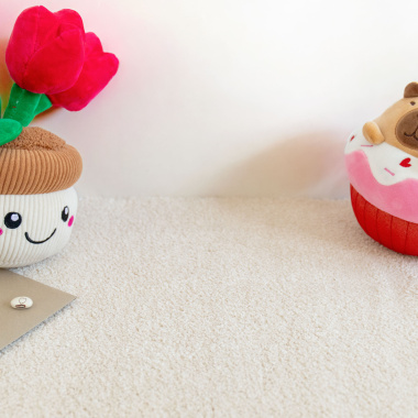 Tapis sur mesure ultra doux Kawaii - Crème avec fleurs rouges et décoration fantaisie dans une ambiance poétique