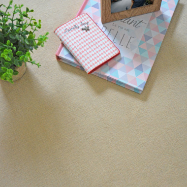 Moquette douce beige Loft Résist classé U3P3, touche végétale et carnet déco