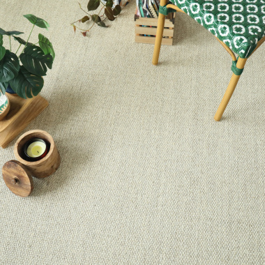 Vue d’ensemble d’un intérieur chaleureux décoré avec le tapis en fibres végétales sisal Tulum blanchi au sol