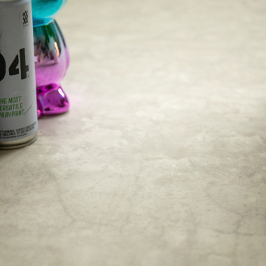 Détail du sol vinyle District NY blanc minéral, texture béton vieilli réaliste