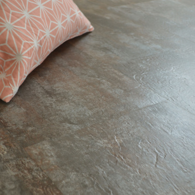 Dalle sol PVC Click 5G - Acier vintage, gros plan sur l’aspect patiné et la lumière naturelle