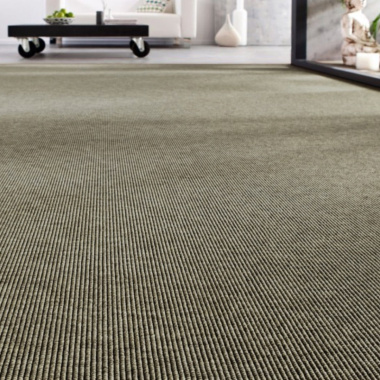 Moquette Nusa Écorce tissé plat avec motif naturel dans une pièce contemporaine