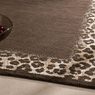 Tapis de salon Sauvage marron chocolat - Motif léopard associant teinte chocolat profonde et contour graphique