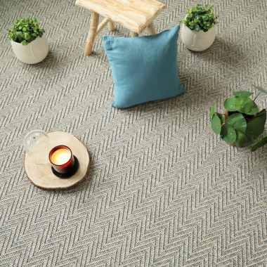 Tapis sur mesure Tissé plat Java Chevron gris grège - Vue de loin