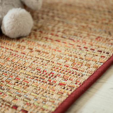 Tapis extérieur et intérieur tissé plat Bornéo multicolor finition bordeaux - gros plan