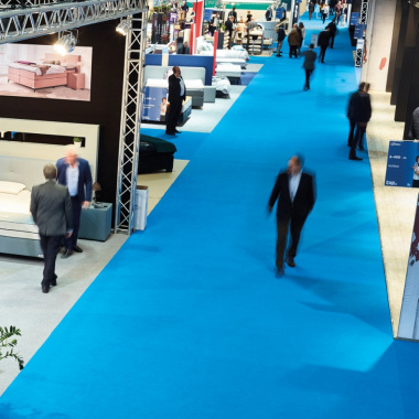 Moquette filmée Stand Event Bleu azur en allée de salon professionnel