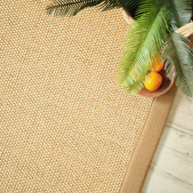 Tissage du tapis sisal Tulum miel et ganse en lin camel, une alliance de matières authentiques