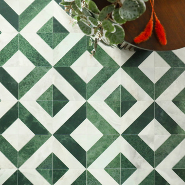 Ambiance vintage avec tapis sur mesure PVC géométrique éco-conçu dans une pièce de vie