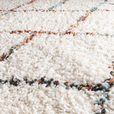 Tapis motif berbère - Nelya - Écru et traits multicolore - vue de près