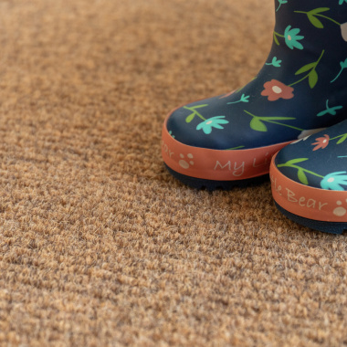Tapis de couloir et d'entrée aspect coco - Antidérapant au mètre avec relief côtelé visible sous des bottes colorées