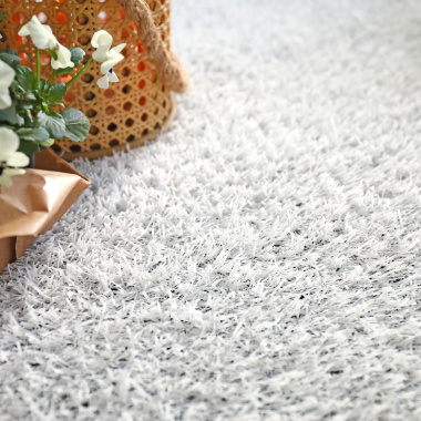 Gros plan sur le gazon synthétique Expo blanc 22 mm, surface douce et dense