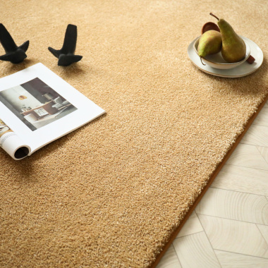 Ambiance cosy autour du tapis Select Camel avec décoration naturelle et revue de style