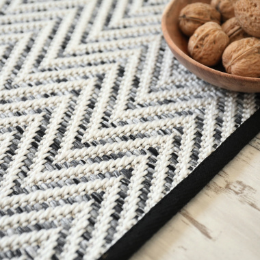 Tapis extérieur et intérieur tissé plat Java blanc finition noir - gros plan