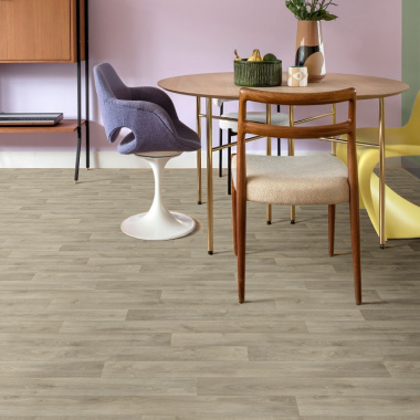 Sol vinyle Prestige Batitec - Tavel T31, aspect parquet bois grisé dans une salle à manger avec table en bois et mur mauve