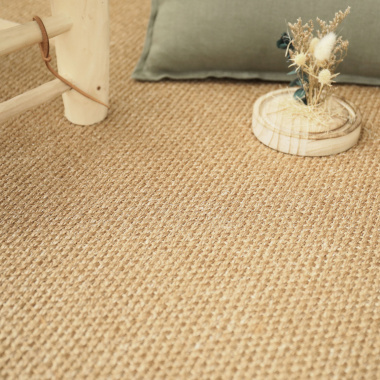 Tapis Sisal Tulum havane - Galon polypropylène ardoise avec coussin vert sauge, dans une ambiance naturelle