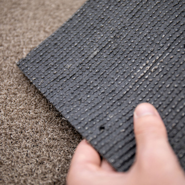 Envers technique du gazon Event taupe – revêtement classé feu Bfl-s1