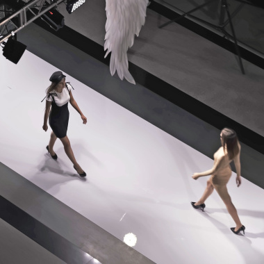 Moquette filmée Stand Event - Blanc utilisée sur un podium de défilé pour événement professionnel