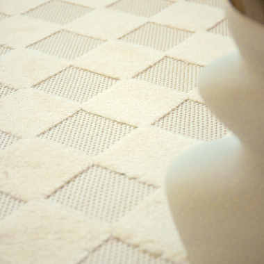 Détail du tissage du tapis Petit Marius crème et composition graphique