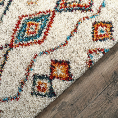 Zoom sur la texture du tapis Azilal, fond crème et couleurs vives