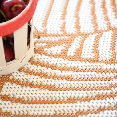 Tapis matière recyclée orange fumé - gros plan