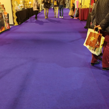 Moquette filmée Stand Event filmée Violet, habillage de sol discret et soigné pour salon ou foire