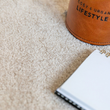Tapis sur mesure ultra doux Kawaii - Beige nude avec décoration minimaliste et matières naturelles chaleureuses