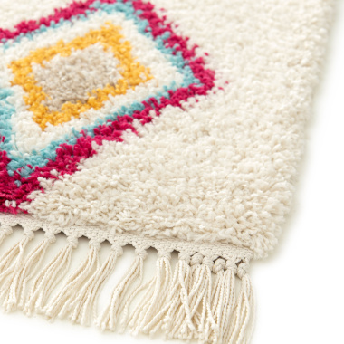 Franges décoratives du tapis à motif berbère Héritage du désert multicolore et texture épaisse en gros plan