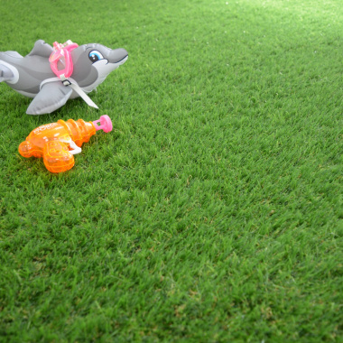 Gazon synthétique vert 25 mm Valençay avec jouets, ambiance ludique et estivale