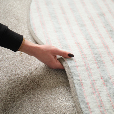 Tapis contemporain de forme organique - Influence - Grège clair - envers