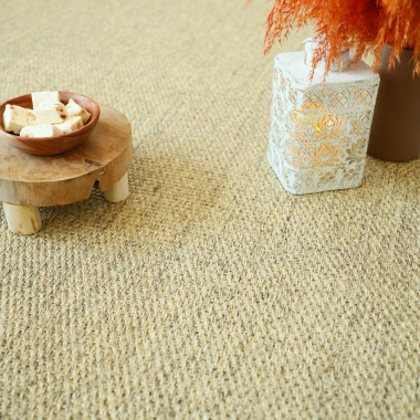 Tapis sur mesure en sisal Tulum écru avec éléments déco sur fond clair et naturel