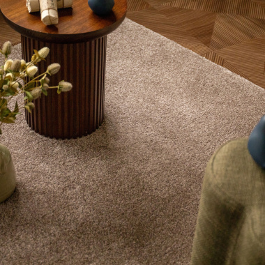 Tapis sur mesure Select Chocolat, texture douce et teinte chaleureuse