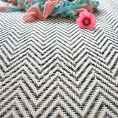 Tapis tissé plat Java Chevron blanc ganse coton anthracite - Vue de face