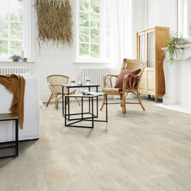 Sol PVC grège effet calcaire Gris dans un salon lumineux et végétal