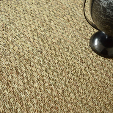 Texture naturelle du tapis gansé Varana panama – déco avec globe stylisé