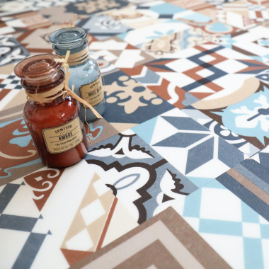 Sol PVC Mix and Match à motifs géométriques et floraux, Teintes terracotta,