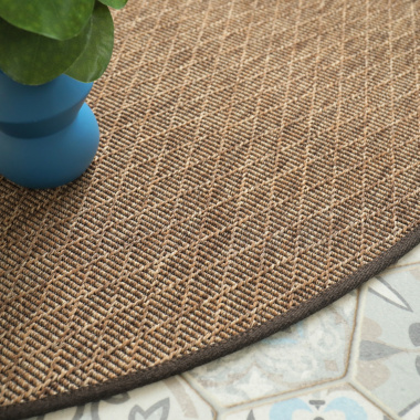 Tapis rond intérieur et extérieur Timika marron camel galon marron - gros plan