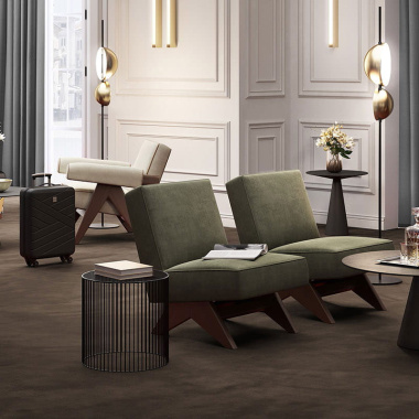 Moquette Saxony Sylon marron tonka posée dans un intérieur élégant avec mobilier design