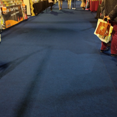 Moquette Stand Event filmée bleu nuit, base élégante pour une déco d’événement originale