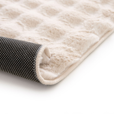 Envers noir du tapis Bubly Latté beige clair pour une tenue parfaite au sol