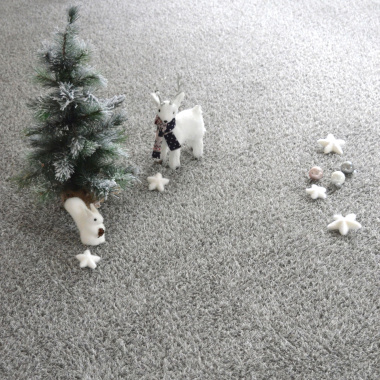 Gazon synthétique gris argent Expo 22 mm certifié GRS, décor d’ambiance hivernale élégant