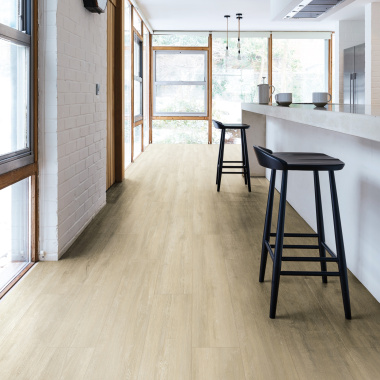Lame sol PVC plombante et acoustique - Chêne clair cérusé - Salon avec cuisine