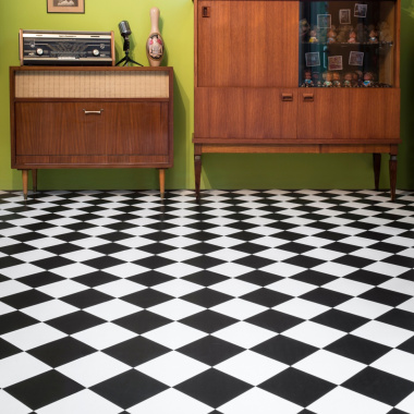 Sol vinyle Happy Days carrelage damier diagonal noir et blanc - salon