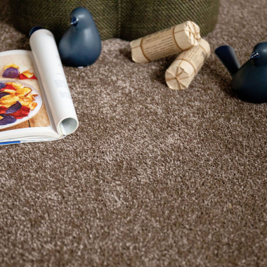 Moquette Select Chocolat – texture douce et résistante en mise en scène déco