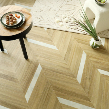 Vue lifestyle du sol vinyle chevrons marbre et chêne au style naturel