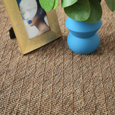 Vue rapprochée du tissage losange Timika marron camel avec mise en scène contemporaine